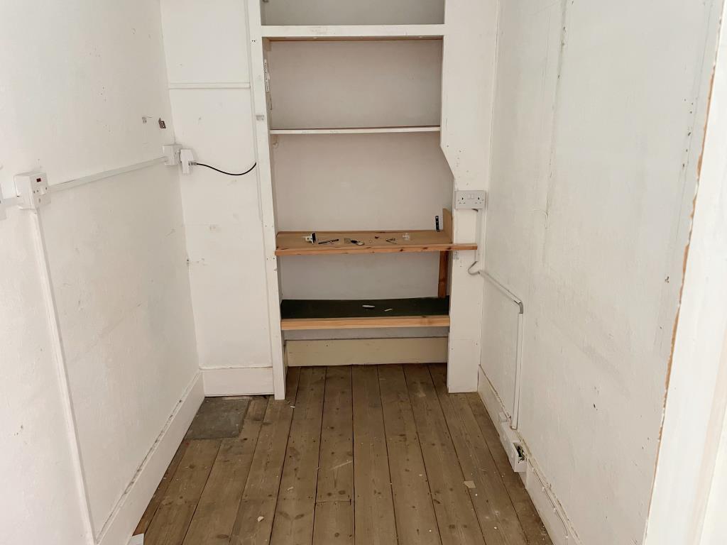 Lot: 160 - TERRACE HOUSE IN NEED OF REFURBISHMENT - Study room with no windows